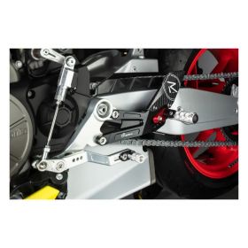 Pedane regolabili con poggiapiedi fisso Lightech per Aprilia rs660